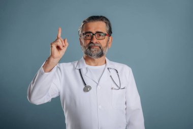 Paltolu profesyonel doktor. Sunbae stüdyoda arka planda bekliyor..