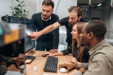 Bilgisayarla. Tasarımcı takımı ofiste birlikte..