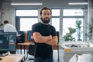 Adam 3D yazıcıyla ofiste..