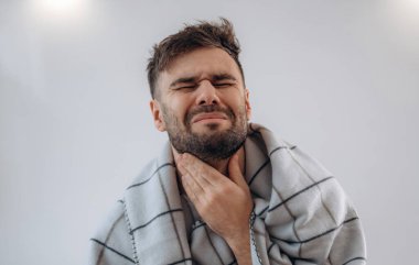 Boğaz ağrısı. Hasta adam evde kendini kötü hissediyor..