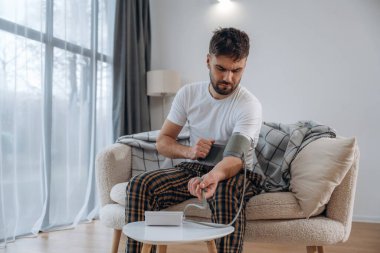 Kan basıncı ölçülüyor. Hasta adam evde kendini kötü hissediyor..