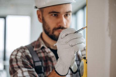 İşime odaklandım. Bir adam bitmemiş bir odayı yeniliyor..