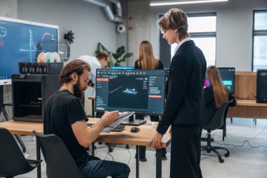 3d yazıcı yazılımı ile göster. Tasarımcı takımı ofiste birlikte..