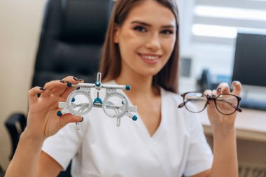 Göz kamaştırıcı genç bayan göz doktoru dolapta..