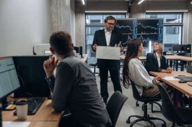 Kıdemli adam kovuldu. Bir grup ofis çalışanı içeride birlikte..