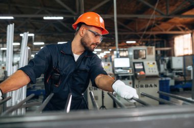 Meşgulüm. İnsan modern fabrikadadır..