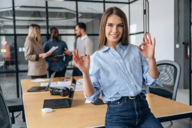 Güzel kadın. Profesyonel işçiler modern ofiste birlikte çalışıyorlar..