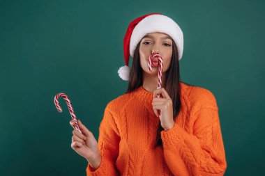 Noel şekerlemeleri, Noel Baba şapkalı. Genç ve güzel bir kadın arka plana karşı..