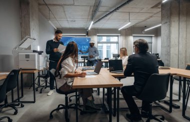 Ofiste birlikte. Bir grup işçi içeride..