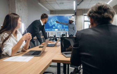 Profesyonel şirket. Bir grup ofis çalışanı içeride birlikte..