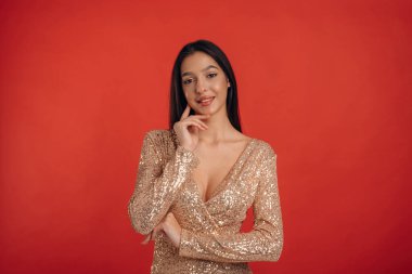 Dört gözle bekliyorum, ayakta duruyorum. Genç zarif bayan arka plana karşı..