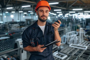 Talimat vermek, telsiz kullanmak, telsiz kullanmak. İnsanlar modern fabrikada çalışıyor..