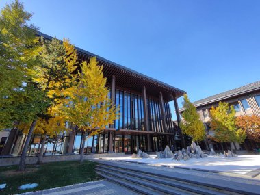 Sunrise Kempinski 'nin yanı sıra Pekin' in altın sonbaharını görmek için güzel bir yer olan Yanqi Oteli..
