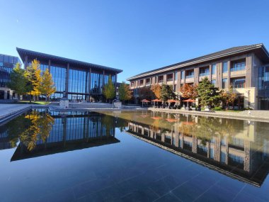 Sunrise Kempinski 'nin yanı sıra Pekin' in altın sonbaharını görmek için güzel bir yer olan Yanqi Oteli..