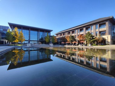 Sunrise Kempinski 'nin yanı sıra Pekin' in altın sonbaharını görmek için güzel bir yer olan Yanqi Oteli..