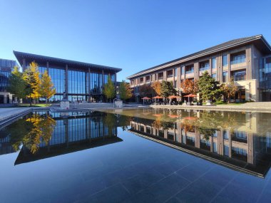 Sunrise Kempinski 'nin yanı sıra Pekin' in altın sonbaharını görmek için güzel bir yer olan Yanqi Oteli..