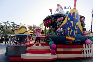 2022.11.27 Pekin Universal Resort, kapalı Covid-19 salgın önleme ve kontrol ölçüsü altında güneşli bir kış gününde açıldı..