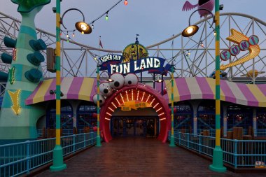 2022.11.27 Pekin Universal Resort, kapalı Covid-19 salgın önleme ve kontrol ölçüsü altında güneşli bir kış gününde açıldı..