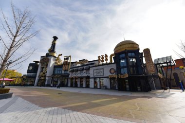 2022.11.27 Pekin Universal Resort, kapalı Covid-19 salgın önleme ve kontrol ölçüsü altında güneşli bir kış gününde açıldı..