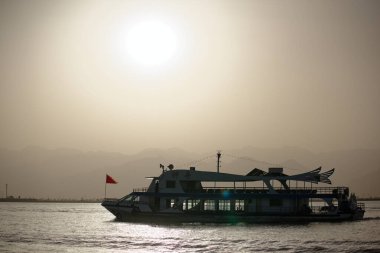 Shahu Gölü, Yinchuan, Ningxia Hui Özerk Bölgesi 'nden 42 kilometre uzaklıktaki Helan Dağı ve Sarı Nehir' in yanında yer alır. Çölün, suyun, kamışın, kuşların ve dağların organik olarak birleşiminden oluşan beş peyzaj kaynağı vardır. Bu önemli bir ulaşım.