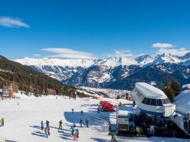 Tatil köyü Ladis, Fiss, Serfaus 'ta Tyrol' da kayak merkezinde kar temizleyicisi ve funiküler manzaralı. Avusturya Ocak 2018.