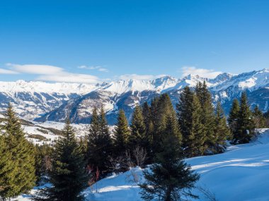 Kışın ormanın olduğu panoramik manzara tatil köyü Ladis, Fiss, Serfaus Tyrol 'da kayak merkezinde. Avusturya Ocak 2018.