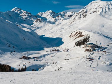 Tatil köyü Ladis, Fiss, Serfaus 'un Tyrol' daki kayak merkezindeki bayır manzarası. Avusturya Ocak 2018.