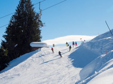 Tatil köyü Ladis, Fiss, Serfaus 'un Tyrol' daki kayak merkezindeki bayır manzarası. Avusturya Ocak 2018.