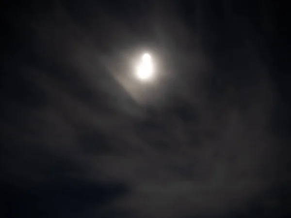 暴风雨前的那个晚上 月亮在冬天发光 就像恐怖片里的场景 — 图库照片