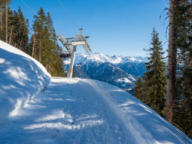 Tatil köyü Ladis, Fiss, Serfaus 'ta Tyrol' da kayak merkezinde funiküler manzarası var. Avusturya Ocak 2018.
