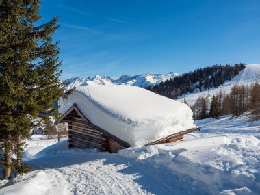 Panoramik manzara ve kışları tatil köyü Ladis, Fiss, Serfaus 'ta ağaç ev Tyrol' da kayak merkezinde. Avusturya Ocak 2018.