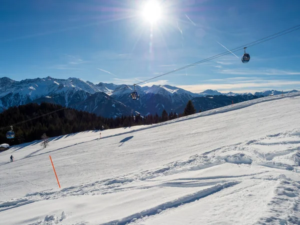 リゾートラディス フィス チロルのスキーリゾートのSerfausで冬にケーブルカーで斜面の景色 オーストリア2018年1月 — ストック写真