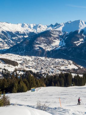 Tyrol 'daki kayak merkezindeki Ladis, Fiss ve Serfaus tatil köylerinde panoramik manzara. Avusturya Ocak 2018.