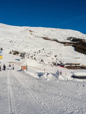 Tyrol 'daki kayak merkezindeki Ladis, Fiss ve Serfaus tatil beldesinde kışın ormanda yürüyüş rotası. Avusturya Ocak 2018.