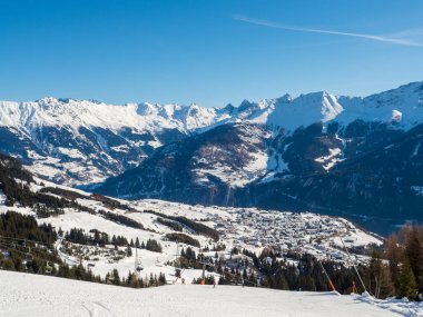 Tatil köyü Ladis, Fiss, Serfaus 'ta Tyrol' da kayak merkezinde funiküler manzarası var. Avusturya Ocak 2018.