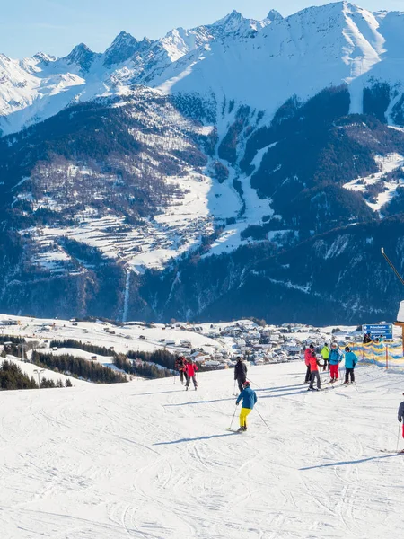 リゾートラディス フィス チロルのスキーリゾートのSerfausで冬にケーブルカーで斜面の景色 オーストリア2018年1月 — ストック写真