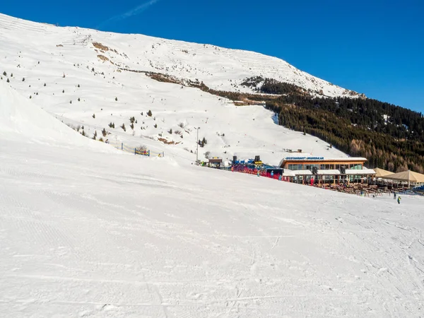 リゾートラディス フィス チロルのスキーリゾートでの休息時間中の冬のリゾートモザリウム オーストリア2018年1月 — ストック写真