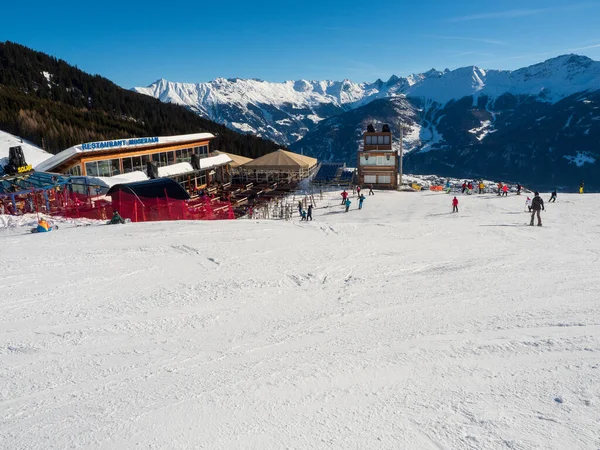 リゾートラディス フィス チロルのスキーリゾートでの休息時間中の冬のリゾートモザリウム オーストリア2018年1月 — ストック写真