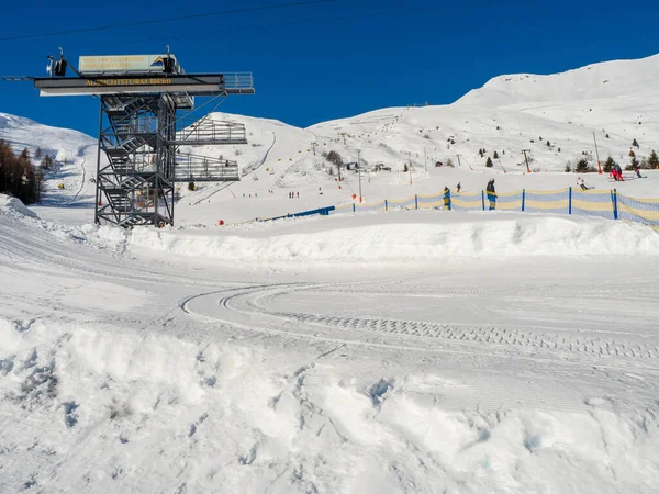 リゾートラディス フィス チロルのスキーリゾートのSerfausで冬のケーブルカーや塔と斜面の景色 オーストリア2018年1月 — ストック写真
