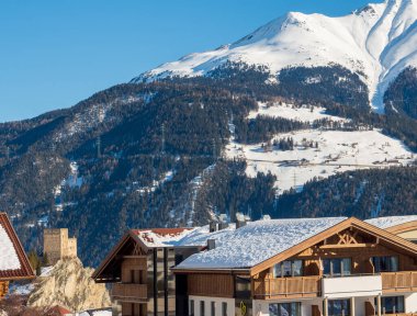 Şehirde panoramik manzara, kışın eski kule tatil köyü Ladis, Fiss, Serfaus Tyrol 'da kayak merkezinde. Avusturya Ocak 2018.