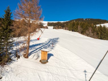 Tatil köyü Ladis, Fiss, Serfaus 'ta Tyrol' da kayak merkezinde funiküler manzarası var. Avusturya Ocak 2018.