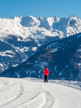 Tatil köyü Ladis, Fiss, Serfaus ve Tyrol 'daki kayak merkezindeki insanlarla dolu bayır manzarası. Avusturya Ocak 2018.