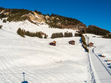 Panoramik manzara ve kışları tatil köyü Ladis, Fiss, Serfaus 'ta ağaç ev Tyrol' da kayak merkezinde. Avusturya Ocak 2018.