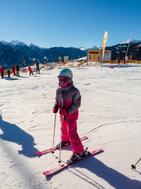 Tatil köyü Ladis, Fiss, Serfaus 'ta, Tyrol' daki kayak merkezinde kışın çocuk okulunun manzarası. Avusturya Ocak 2018.