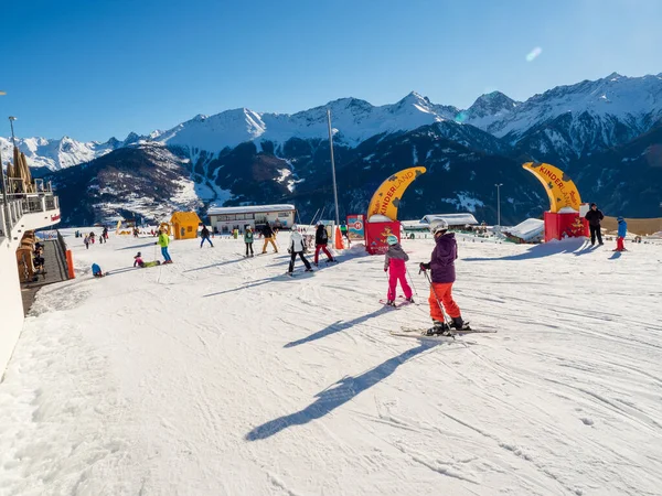 Tatil köyü Ladis, Fiss, Serfaus 'ta, Tyrol' daki kayak merkezinde kışın çocuk okulunun manzarası. Avusturya Ocak 2018.