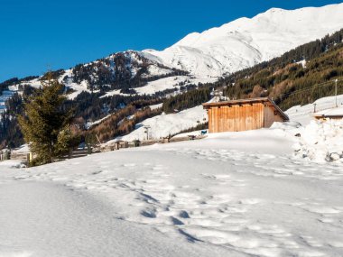 Panoramik manzara ve kışları tatil köyü Ladis, Fiss, Serfaus 'ta ağaç ev Tyrol' da kayak merkezinde. Avusturya Ocak 2018.