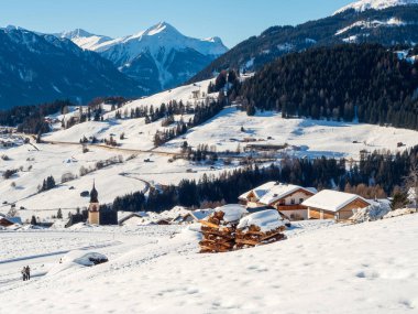 Tyrol 'daki kayak merkezindeki Ladis, Fiss ve Serfaus tatil köylerinde panoramik manzara. Avusturya Ocak 2018.