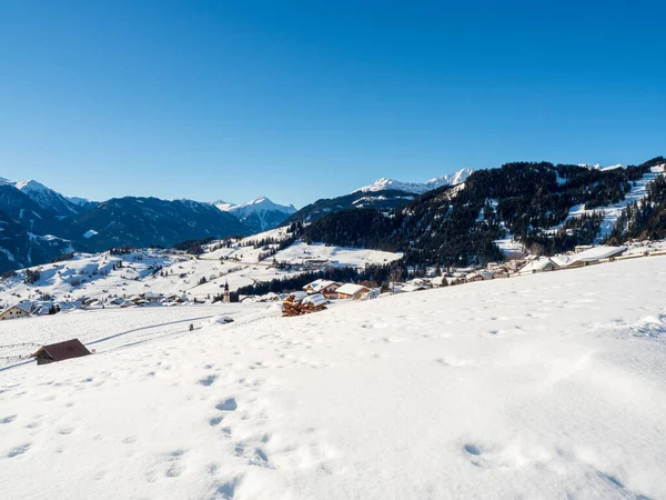Tyrol 'daki kayak merkezindeki Ladis, Fiss ve Serfaus tatil köylerinde panoramik manzara. Avusturya Ocak 2018.