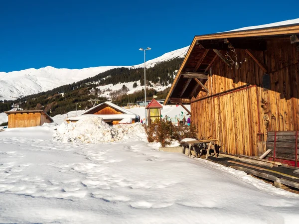 파노라마는 겨울에 티롤에 리조트 우스에서 주택을 구경한다 오스트리아 2018 — 스톡 사진