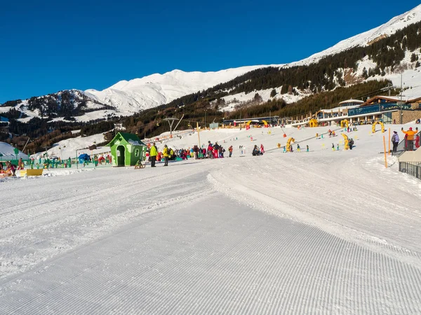 リゾートラディス フィス チロルのスキーリゾートのSerfausで冬の子供の学校とスロープビュー オーストリア2018年1月 — ストック写真